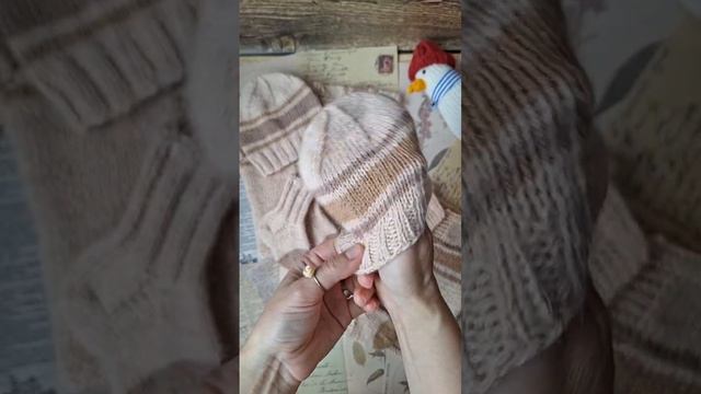 Из ключей пряжи носочки, шапочка и жилетка для недоношенных малышей