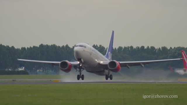 Боинг 737 авиакомпании SAS Scandinavian Airlines взлетает из аэропорта Схипхол, Амстердам.