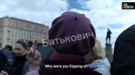 Русская бабушка показывает фак подбитому абрамсу