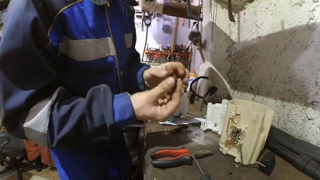 Замена топливных фильтров Subaru Outback / How To Replace An In-Tank Fuel Filter On A Subaru スバル