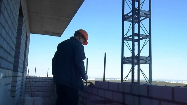 Процесс  кладки  ограждения  переходной лоджии    06 05 2020