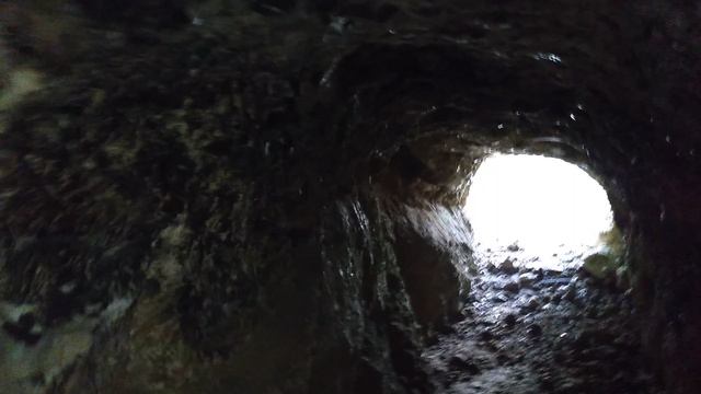 Выхожу из кальцитовой пещеры в горе Алчак-Кая на Чёрном море в Крыму
