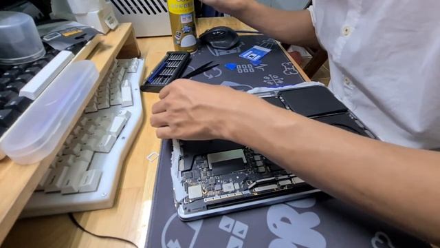 Tháo pin giữa Macbook Pro 2017 A1708 #a1708 #macbookrepair