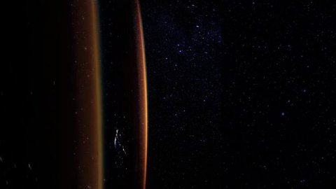 Вселенная в движении, вид с Международной космической станции во время ночного пролета над Землей
