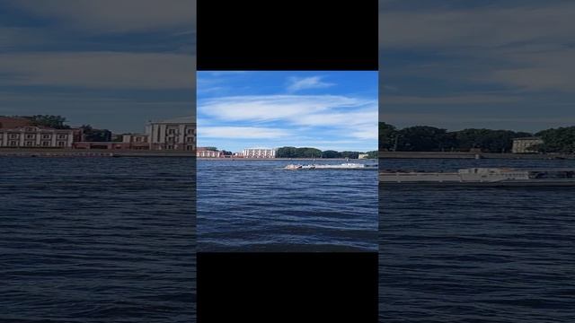 Нева летом, многолюдно