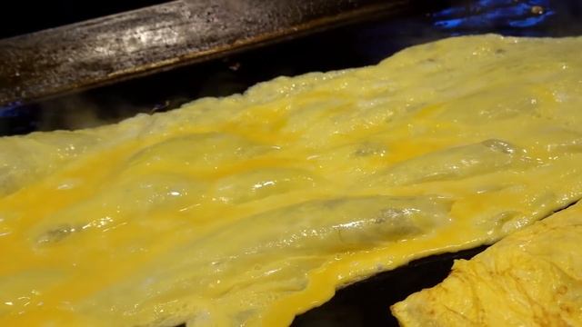 Large Egg Omelet Gimbap + Red Sauce - Korean Street Food / 까치네 계란말이김밥