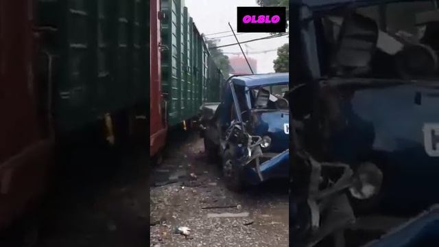 Поезд снес автомобиль.