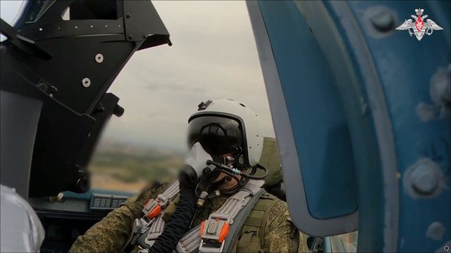 Экипаж многоцелевого истребителя Су-35с выполнил боевую задачу по сопровождению бомбардировщиков в з