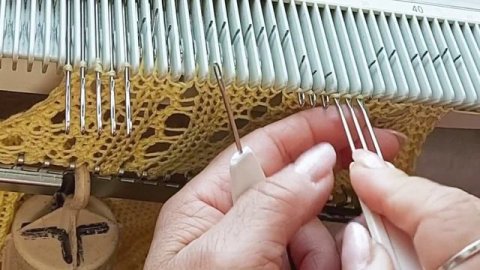 ПЯТАЯ ЧАСТЬ Горловина и пройма правая часть Вяжем ЧВ