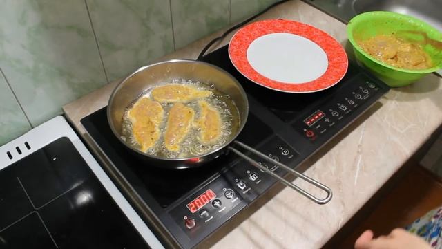 Приготовление курицы в кляре на индукционной плите Kitfort KT 109