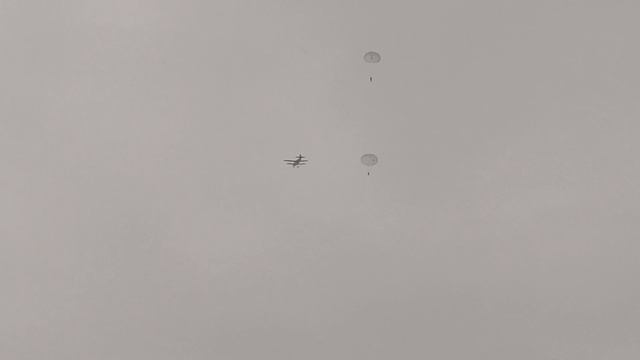 Выброска парашютистов с круглыми десантными парашютами в снегопад