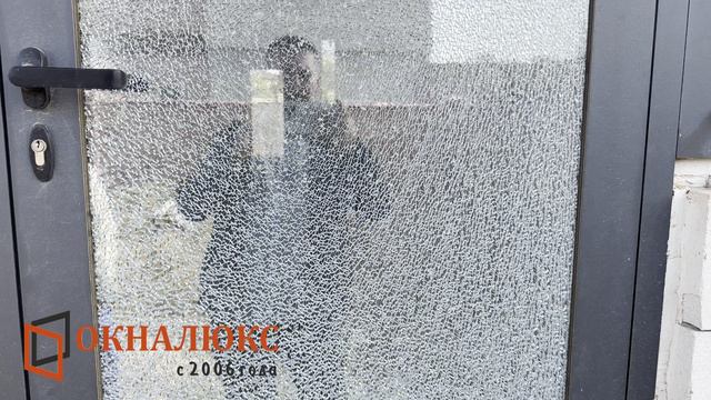 Каленый стеклопакет выдерживает удар камня в алюминиевой двери Алютех в Севастополе