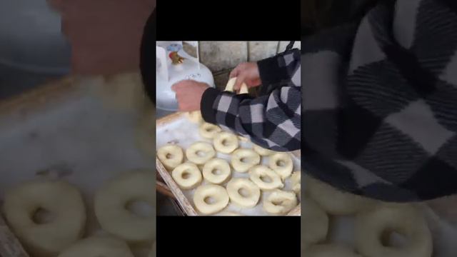 Мастер пончиков, изобретательно делающий кольцевые пончики.