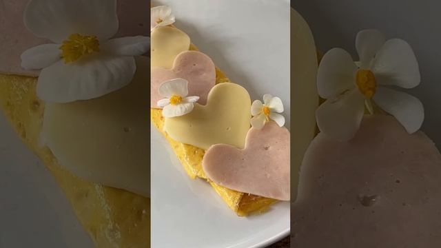 Яичный блинчик с ветчиной и сыром на завтрак? #рецепт #рецептынакаждыйдень #рецепты