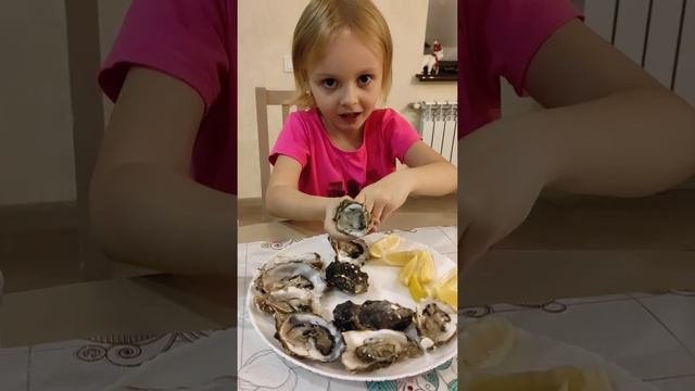 Злата Федорова  Первые устрицы в моей жизни.Как правильно есть устрицы how to eat oysters