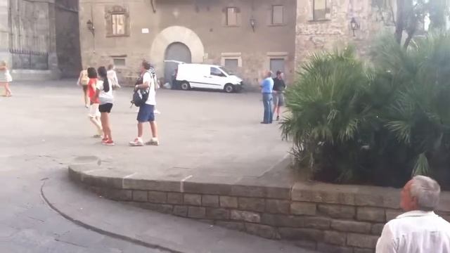 Танцы на площади в Барселоне