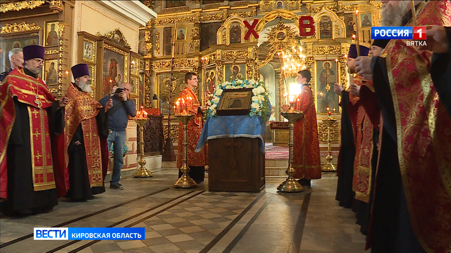 В Успенском соборе Трифонова монастыря верующие смогли поклониться  Казанской иконе Божией матери