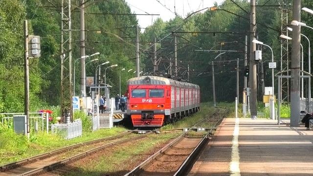ЭТ2ЭМ-001 сообщением Ладожское Озеро — Санкт-Петербург делает остановку на пл. Ковалёво