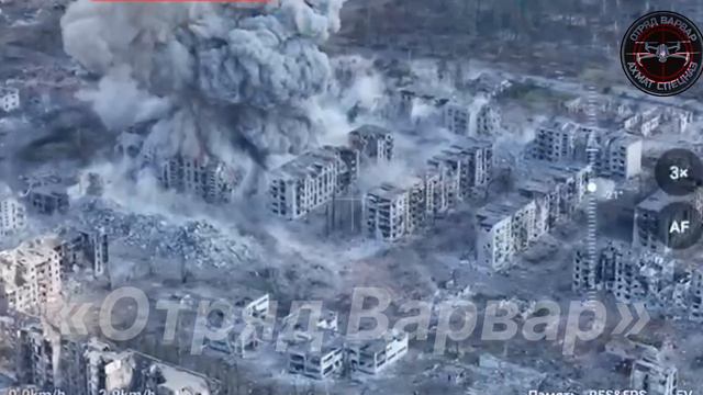 💥ВКС продолжают стирать укрепы противника ударами крылатых авиабомб в Волчанске...