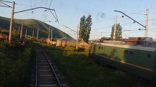 На двухпутном участке две грузовые поезда обгоняют друг друга