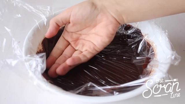 HOW TO MAKE CHOCOLATE GANACHE FROSTING - The Scran Line