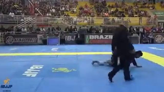 #bjj#бжж#свипы                                                         Хэндстенд свип в схватке бжж