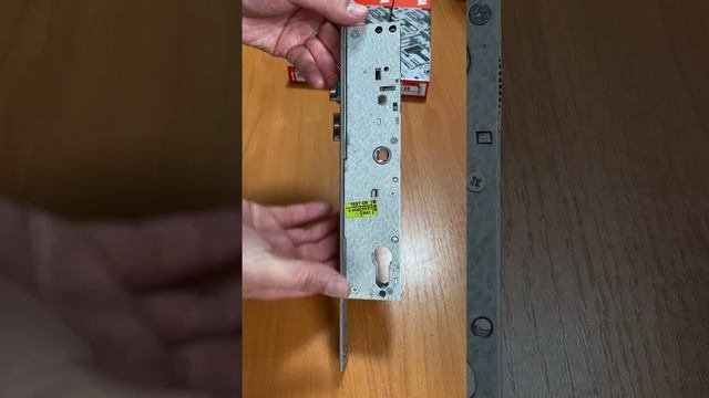 Показываю самый популярный электромеханический узкопрофильный замок CISA 16215