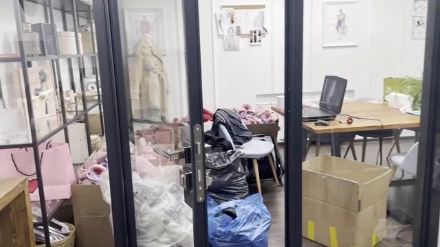 Стеклянные каркасные перегородки в черном профиле и двери Estet