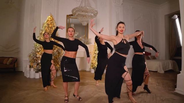 ТАНЕЦ БАЧАТА В ЖЕНСКОМ СТИЛЕ-РОМЕО САНТОС #upskirt#sexy #латино #танец