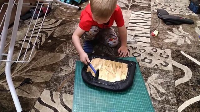 С младшим сыном делаем сиденье на трайк