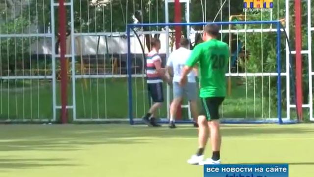 Не только тушат огонь, но и гоняют мяч