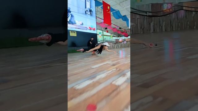 Некоторые люди говорят что это стрекоза.Некоторые люди говорят что это ястреб.Я забочусь об это...