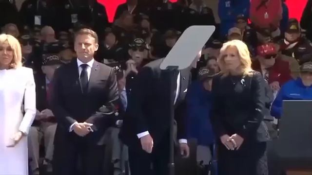 Джо Байден на церемонии в Нормандии чуть не сел на «невидимый стул»