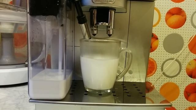 Приготовление капучино в Delonghi Magnifica S ECAM 22.360.s. Cappuccino in Delonghi 22.360.s