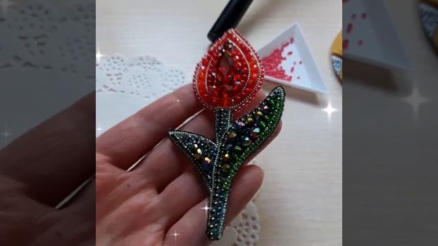 Обшивка края броши пайетками часть 3 Брошь тюльпан