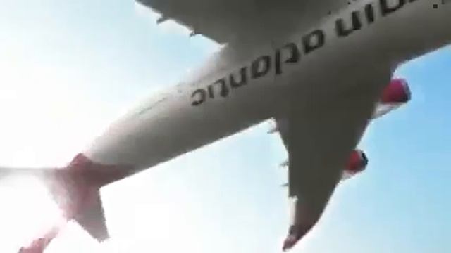 Самолет сделал сальто угарное видео