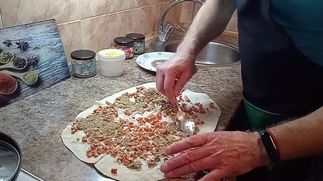 Рулет из лаваша, очень вкусная начинка. Вегетарианское блюдо.