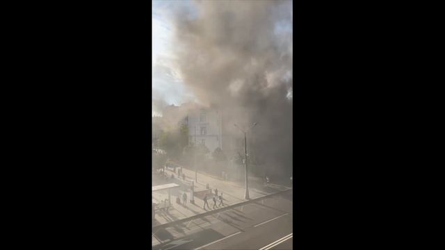В центре Москве около здания правительства России тушат крупный пожар.