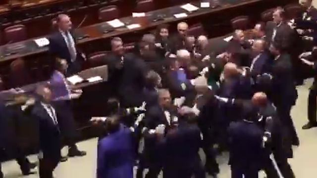 Массовая драка вспыхнула сегодня в итальянском парламенте.
