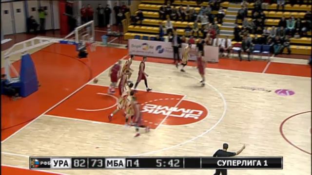 Алексей Островский ставит сверху в матче с МБА (99:86)