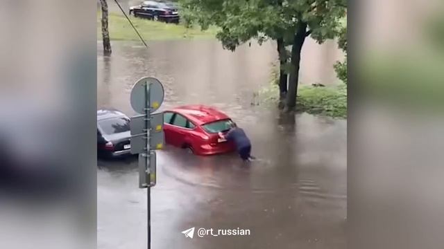 Несколько улиц Калининграда ушло под воду из-за проливных дождей, водители пытаются спасти свои маши