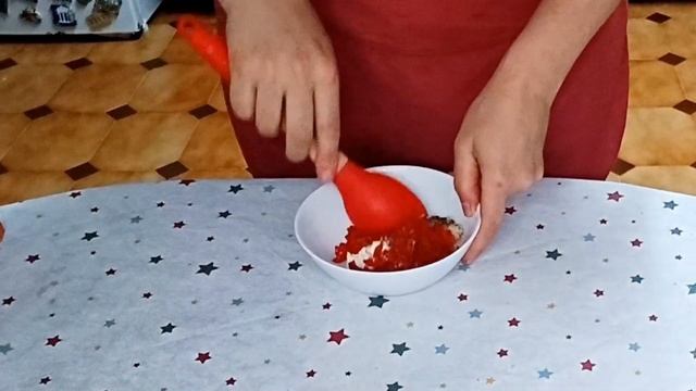 ПИЛЕШКО РУЛО С БЕКОН, КРЕМА СИРЕНЕ, ПЕЧЕНИ ЧУШКИ И КАШКАВАЛ
