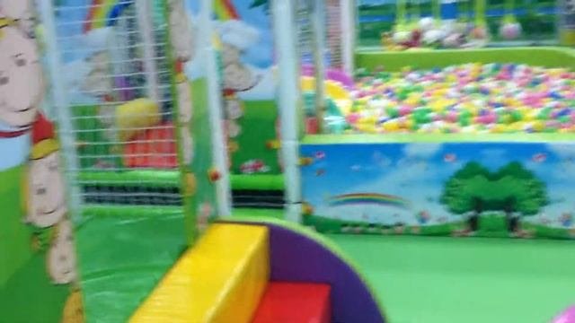 Игра в прятки на детской площадке. Peekaboo.