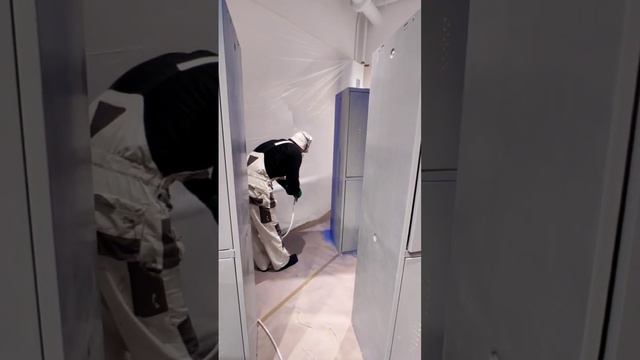 Красим шкафчики в радикально синий цвет!