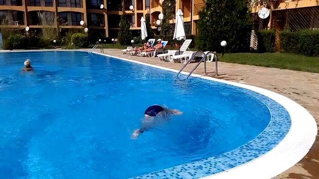 Сальто в бассейне.