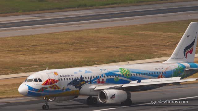 Эйрбас А320 авиакомпании Bangkok Airways приземляется в аэропорту Пхукета.