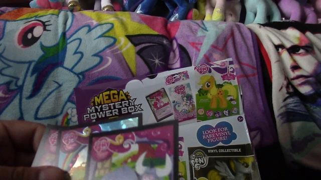 Overview of what's insider of the 1/3 My Little Pony: Friendship Is Magic Mega Mystery Power Boxes