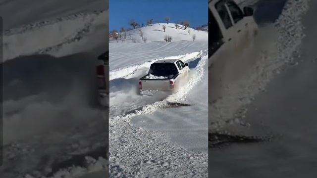 TOYOTA hilux протаптывает дорогу в глубоком снегу