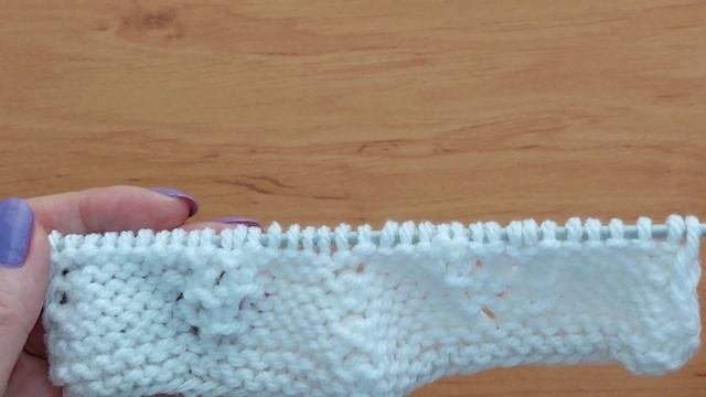 Красивый ажурный узор и кайма спицами в одном видео.
