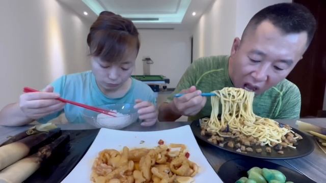 他吃就吃吧，也就这点贪吃的毛病#eating show#eating challenge#husband and wife eating food#eating#asmr eating